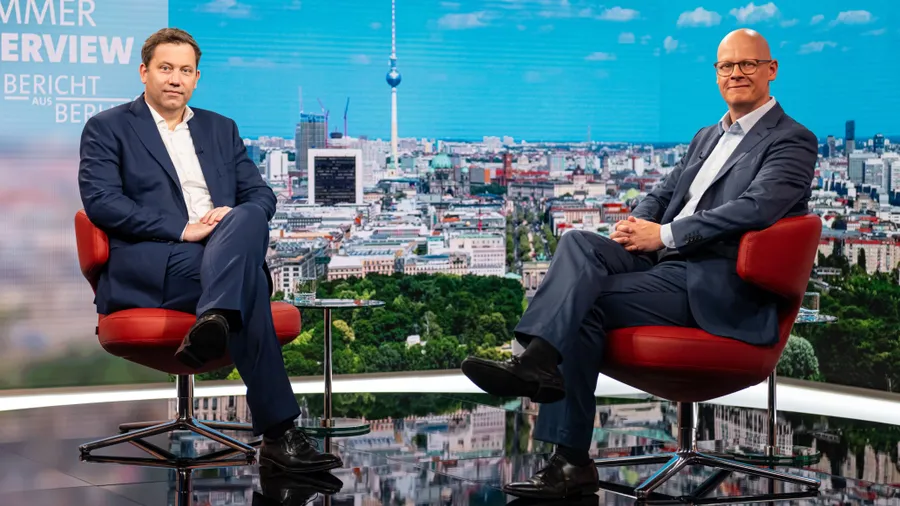 Ins Studio umgezogen: Vizekanzler Lars Klingbeil (SPD) und Moderator Matthias Deiß im ARD-Sommerinterview