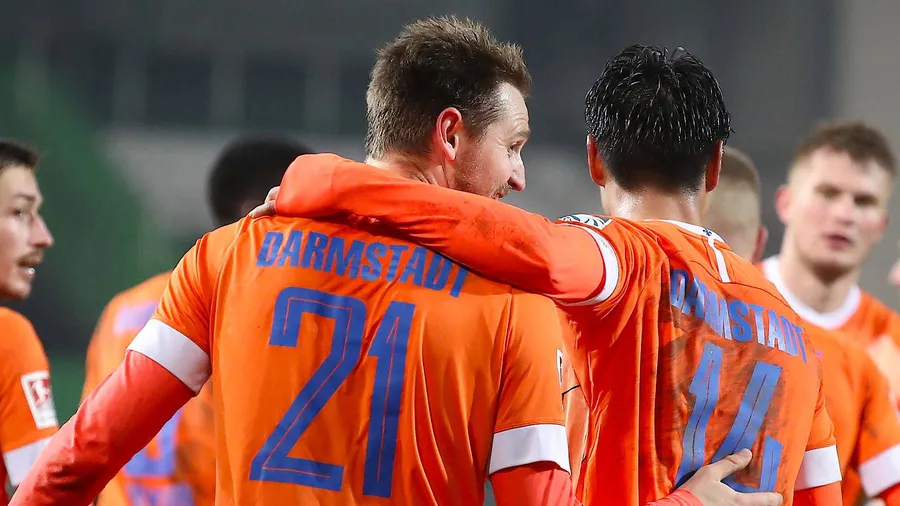 Lilien-Abend nach Maß: Der Darmstädter Höhn jubelt mit seinen Kollegen über das 0:4