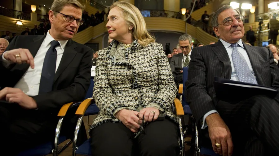 Veränderte Partnerschaft? Die amerikanische Außenministerin Clinton im Gespräch mit Bundesaußenminister Westerwelle, daneben Amerikas Verteidigungsminister Panetta