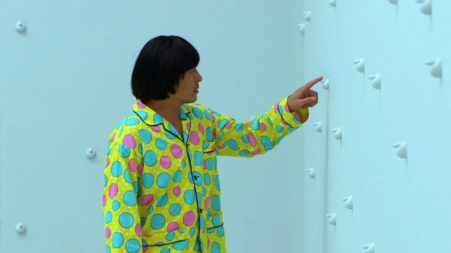 Mit dem Fummelfinger am Engelsphallus: Hitoshi Matsumoto in der Hauptrolle von „Symbol“