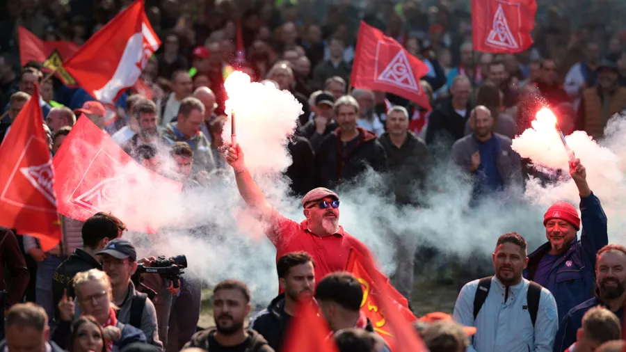 VW-Mitarbeiter protestierten im September in Hannover gegen Stellenstreichungen.
