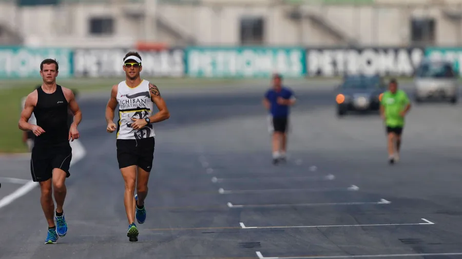 Freund der Extreme: Formel-1-Pilot und Hobby-Triathlet Jenson Button (2. v.l.) beim Joggen auf dem Kurs von Malaysia