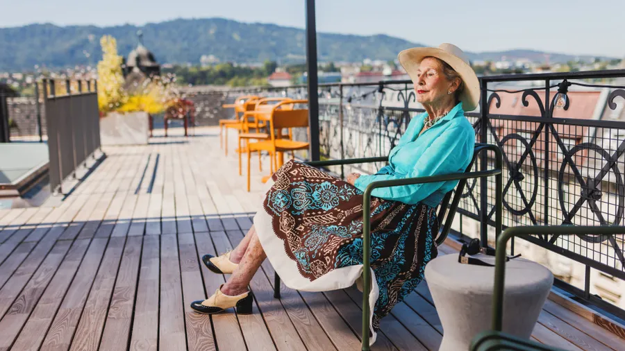 Ach Zürich, deine Dachterrassen: Ruth Perrig „chillt“ auf dem Dach des Hotels Alma im Quartier Seefeld.