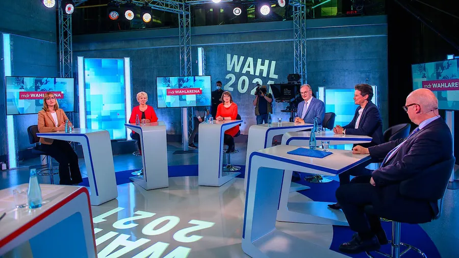 Die Spitzenkandidaten in Sachsen-Anhalt (von links nach rechts), Eva von Angern (Die Linke), Cornelia Lüddemann (Bündnis 90/Die Grünen), Katja Pähle (SPD), Ministerpräsident Reiner Haseloff (CDU), Lydia Hüskens (FDP) und Oliver Kirchner (AfD) bei der MDR-Wahl-Arena am 31. Mai