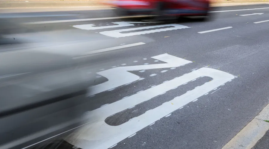 Auch auf Bundesstraßen: Um die Bürger vor Verkehrslärm zu schützen, will der Landkreis Bergstraße in einigen Ortsdurchfahrten Tempo 30 einführen. (Symbolbild)