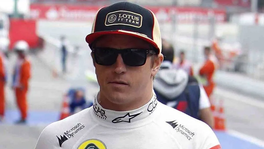 Spitzname „Iceman“: Kimi Räikkönen spaziert beim Training in Barcelona durch die Boxengasse