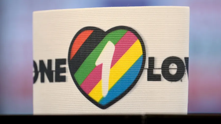 Nicht in Regenbogenfarben gehalten: Die Kapitänsbinde des DFB-Teams für die WM in Qatar.