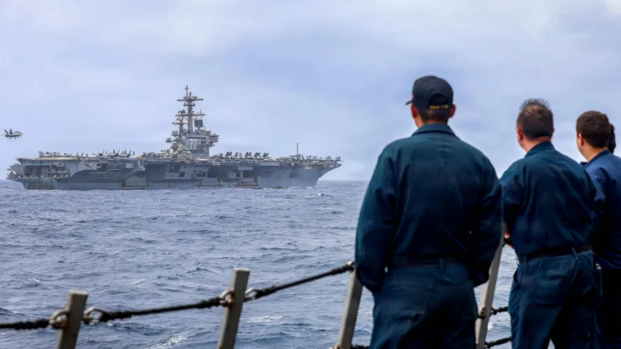 Militäraktionen im Blick: Ein Flugzeug der US Navy landet auf dem Trägerschiff vor dem Beginn einer neuen Angriffswelle gegen iranische Positionen.