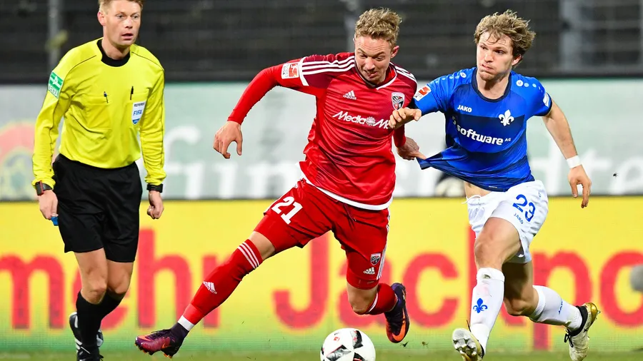 Sein Ausfall würde besonders schmerzen: Florian Jungwirth, hier im Zweikampf mit Ingolstadts Sonny Kittel.