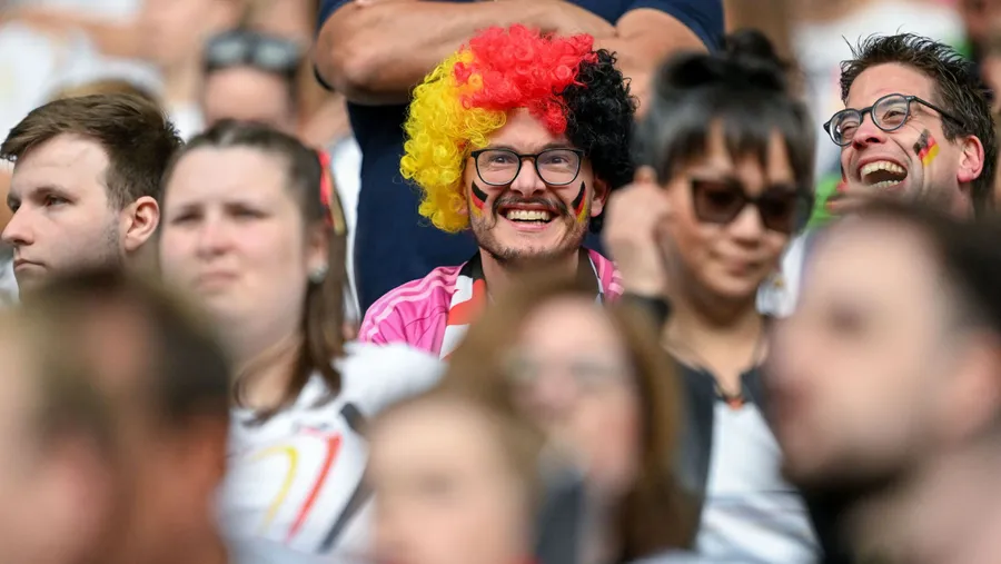 Zwei Gutgelaunte unter Skeptikern: Was bringt Deutschland die Fußball-EM 2024?