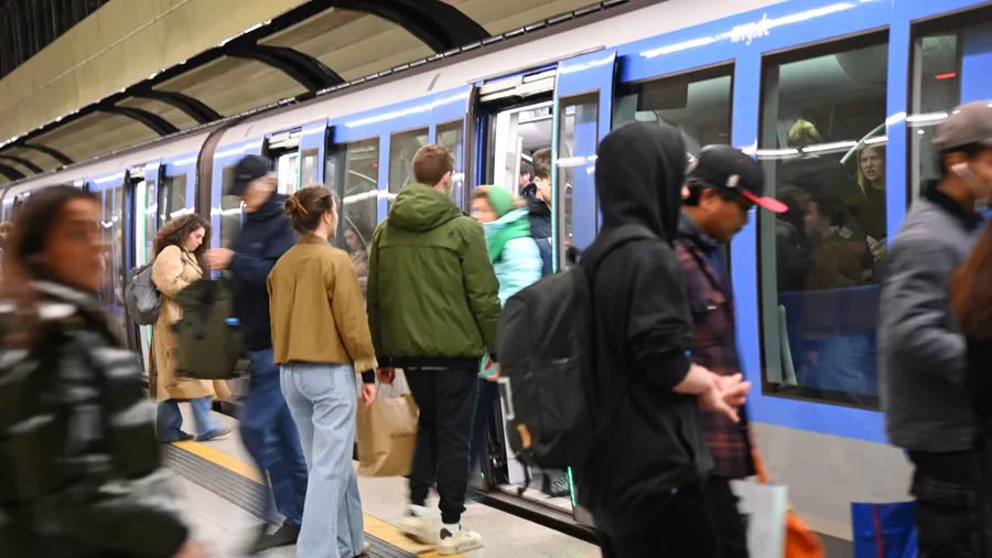 Fahrgäste steigen in die U5 am Münchner Karlsplatz.