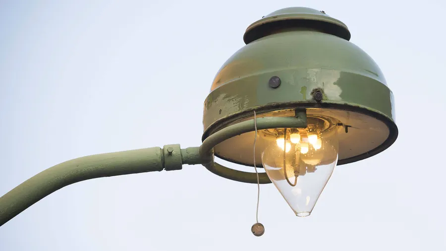 Nicht ansatzweise: Die Ansatzleuchte ist eine von drei Gasleuchtentypen auf Frankfurts Straßen. Sie sollen gegen Elektroleuchten ausgetauscht werden.