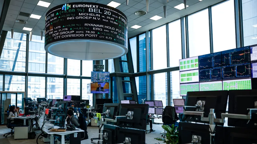 Eine Kurstafel am Sitz der Börse Euronext im Pariser Geschäftsviertel La Défense