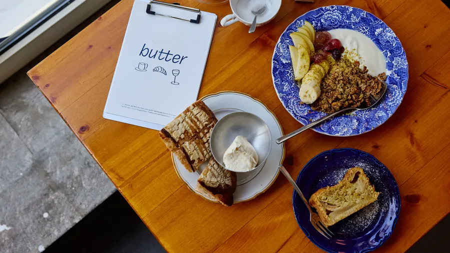 Simpel und doch besonders: Sauerteigbrot mit Butter, Joghurt mit selbst gemachtem Granola und Früchten und Pfannkuchenkuchen