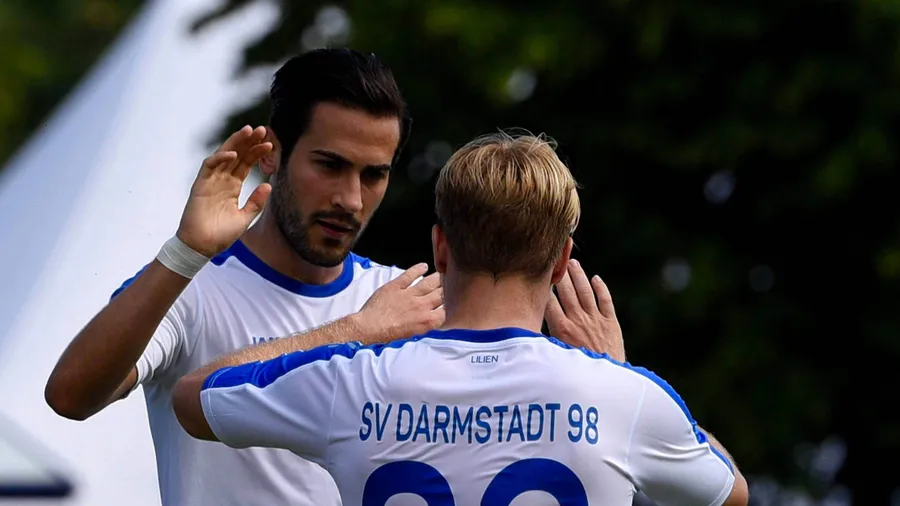 Vom sensiblen Künstler zum Arbeiter: Mario Vrancic (links) trifft in Freiburg.