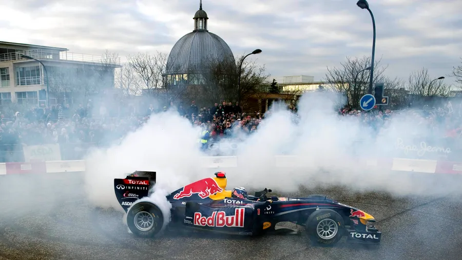 „Seb muss sich in der kommenden Saison warm anziehen!“, sagt Jenson Button - in Milton Keynes aber sorgt Vettel selbst für erhöhte Temperatur