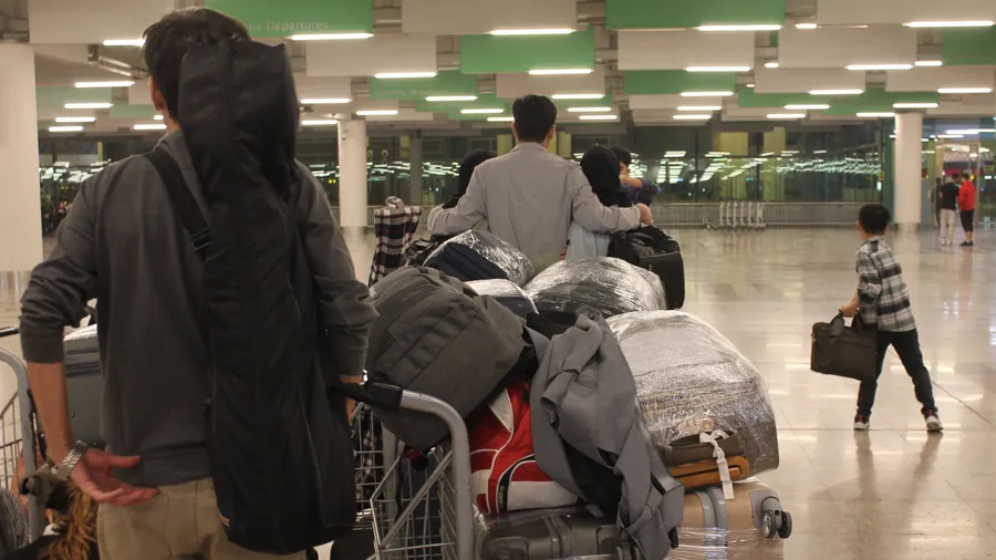 Eine afghanische Familie wartet am Flughafen in Islamabad auf ihre Ausreise nach Deutschland.