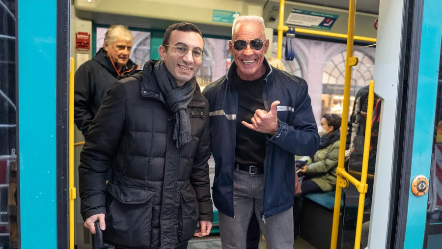 Unterstützung von dem Mann mit dem „Signature Move“: Peter Wirth (rechts) setzt sich vor der OB-Stichwahl am 26. März für Mike Josef ein.