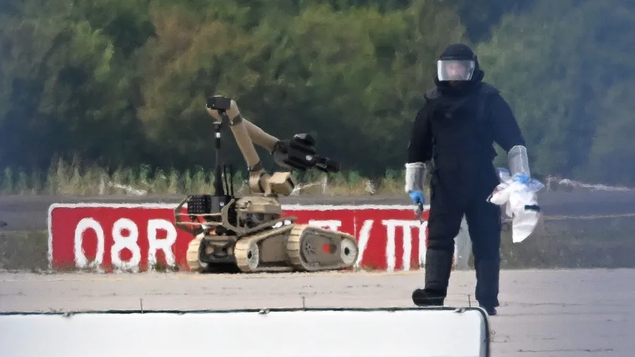 Nach dem ersten Drohnenfund: Ein Kriminaltechniker neben einem Sprengroboter am Leipziger Flughafen