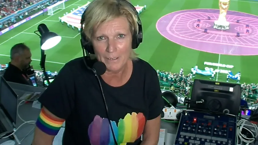 Bei der WM in Qatar wurde Claudia Neumann auch gelobt – weil sie mit Regenbogen-Farben kommentiert hatte.