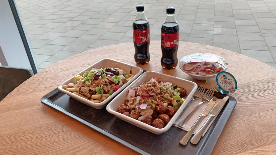 Raststätten-Schmaus: Rösti und Pulled Turkey in der Box, dazu Salat und Cola