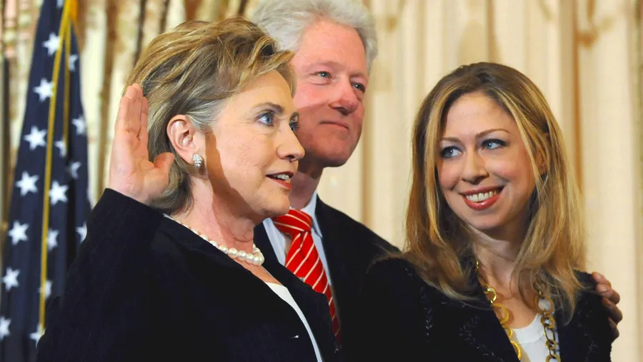 Hillary Clinton mit ihrem Ehemann Billl, dem früheren Präsidenten und Tochter Chelsea (Archivbild 2009)
