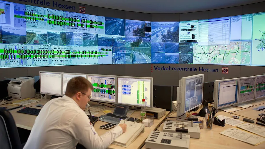 Knotenpunkt: In der Verkehrszentrale Hessen im Holm in Frankfurt laufen alle Informationen zusammen.