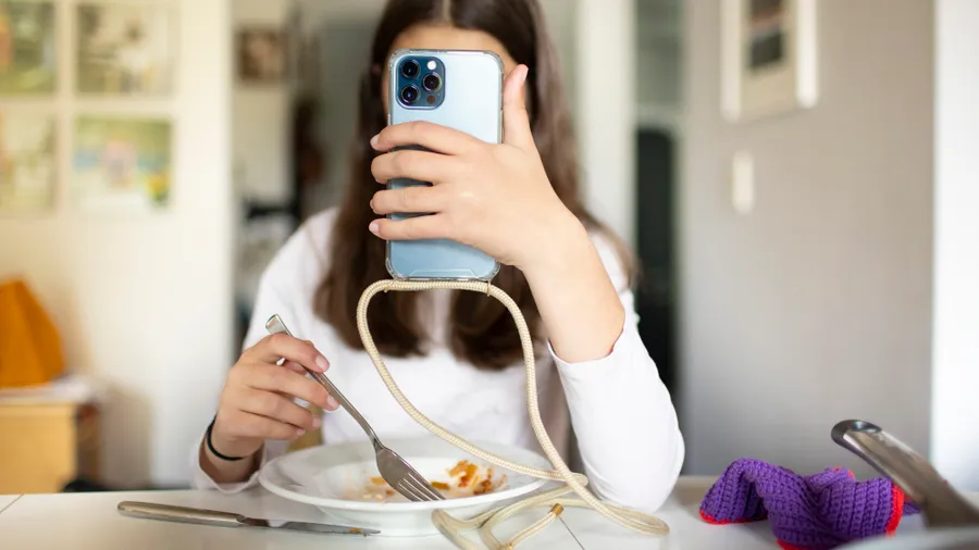 Jugendliche sind heute einer Dauerwerbesendung ausgesetzt. Immer, wenn sie das Handy zücken, sehen sie vermeintlich perfekte Körper oder eine „bessere“ Version von sich selbst.