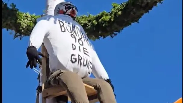 Sollte verbrannt werden: Am Mast hängt eine Puppe mit der Aufschrift „Bündnis 90/Die Grünen“.