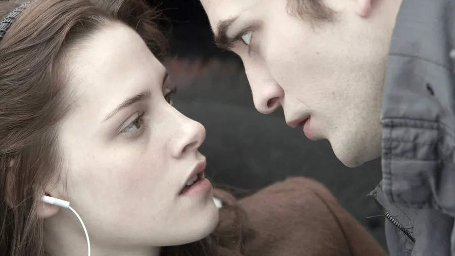 Tief in die Augen sehen sich Bella (Kristen Stewart) und Edward (Robert Pattinson)