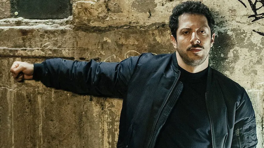 In der Netflix-Serie „Dogs of Berlin“ spielt Fahri Yardim einen Polizisten. Es geht um Fußball, um Identität, und ausgerechnet der Nationalspieler mit dem türkischen Hintergrund wird ermordet.