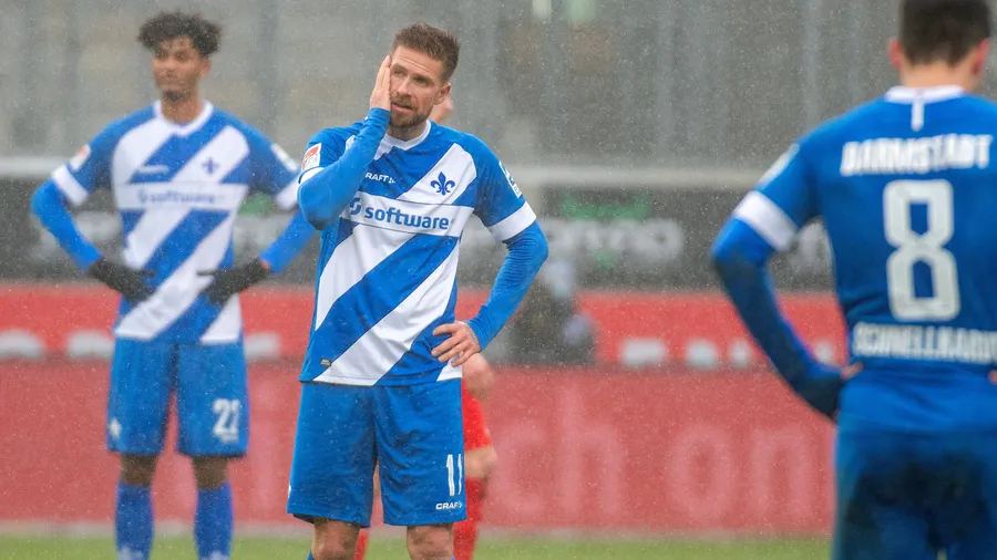 Ratlos im Schneetreiben: Darmstadt verliert in Heidenheim deutlich.