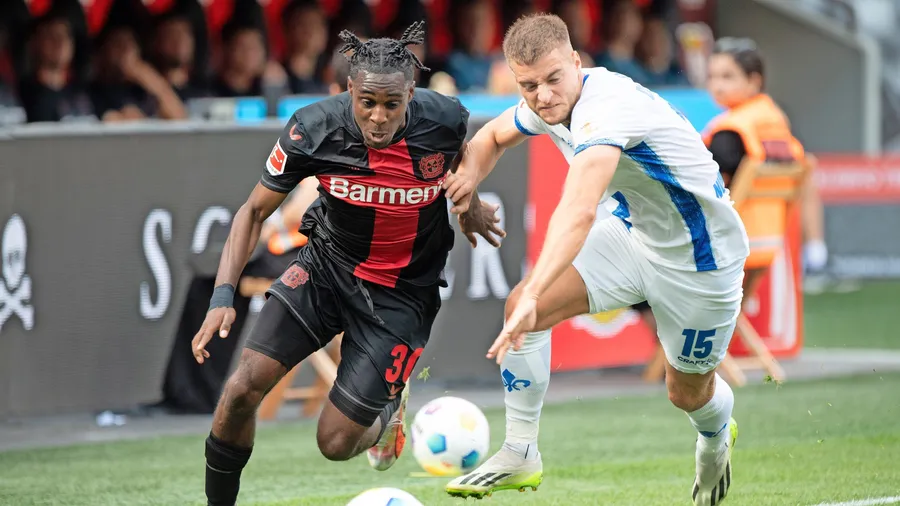 Bissig: Fabian Nürnberger (re.) – hier gegen den Leverkusener Jeremie Frimpong