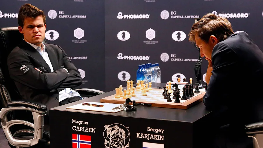 Magnus Carlsen (l.) und Sergey Karjakin bei der Schach-WM in New York.