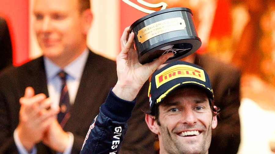 Man kennt sich: Mark Webber erhält den Siegerpokal zum zweitenmal von Fürst Albert