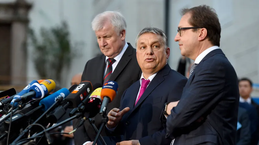 CSU-Parteichef Horst Seehofer (l-r), der Ministerpräsident von Ungarn, Viktor Orbán, und CSU-Landesgruppenchef Alexander Dobrindt sprechen am Freitag in Seeon.