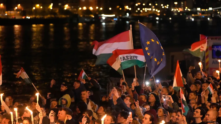 Anhänger von Peter Magyar, dem Vorsitzenden der Oppositionspartei Tisza, feiern nach der Parlamentswahl am Sonntag.