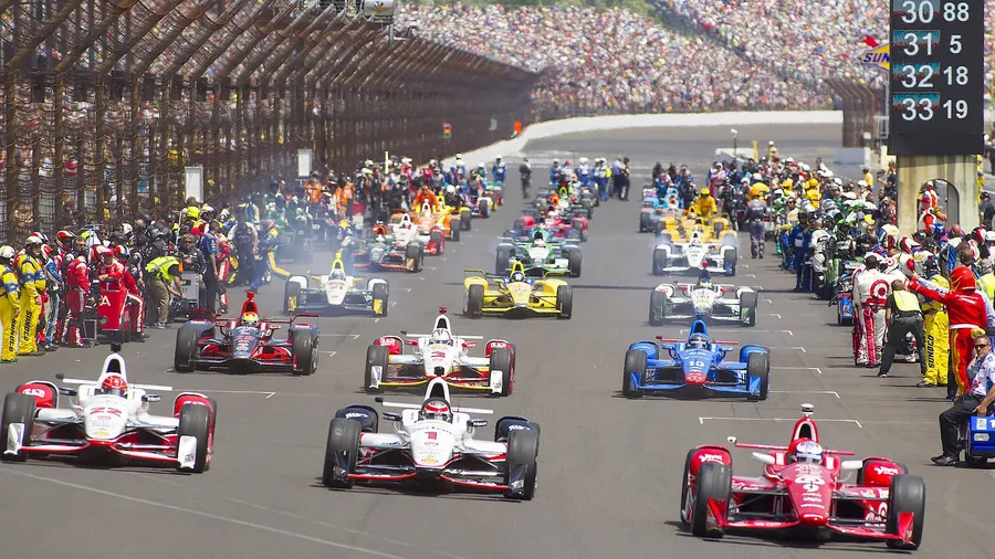 33 Rennwagen und bis zu 400.000 Zuschauer: Die Indy 500 sind eines der größten Rennen.