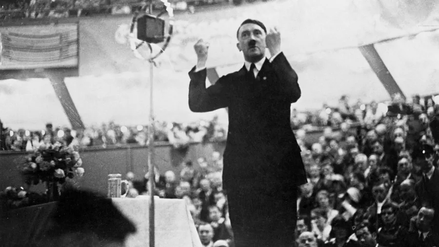 Adolf Hitler am 14. September 1930, dem Tag der Reichswahlen, bei der Wahlfeier der NSDAP im Sportpalast. Es gab ein Militärkonzert und eine laufende Bekanntgabe der Wahlergebnisse.