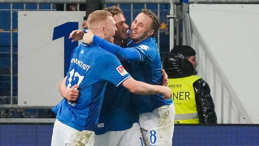 Freudentaumel: Im Sturm erobern die Darmstädter die Tabellenführung in der zweiten Liga.
