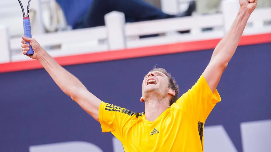Florian Mayer hat das Viertelfinale der 111. German Open am Hamburger Rothenbaum erreicht. Der 33 Jahre alte Bayreuther gewann am Mittwoch gegen den Russen Andrej Kusnezow mit 6:3, 4:6, 6:4. Der ehemalige Davis-Cup-Spieler trifft bei der mit knapp 1,5 Millionen Euro dotierten Sandplatz-Veranstaltung nun auf den Sieger der Partie zwischen Cedrik-Marcel Stebe aus Vaihingen und Diego Schwartzman aus Argentinien, die im Anschluss angesetzt war. (dpa)