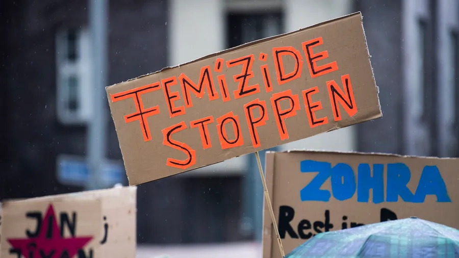 Als gesamtgesellschaftliches Problem verlangt Gewalt gegen Frauen nach echten Lösungen statt nach politischer Instrumentalisierung.