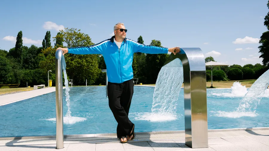 Swen Hegemann arbeitet seit 2003 in Bochums Schwimmbädern, heute ist er Chef des Freibads im Stadtteil Werne.
