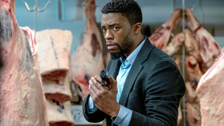 Ich will sofort ein besseres Drehbuch, sonst werde ich rabiat! Chadwick Boseman kommt leider zu spät, um diesen Film noch zu retten.