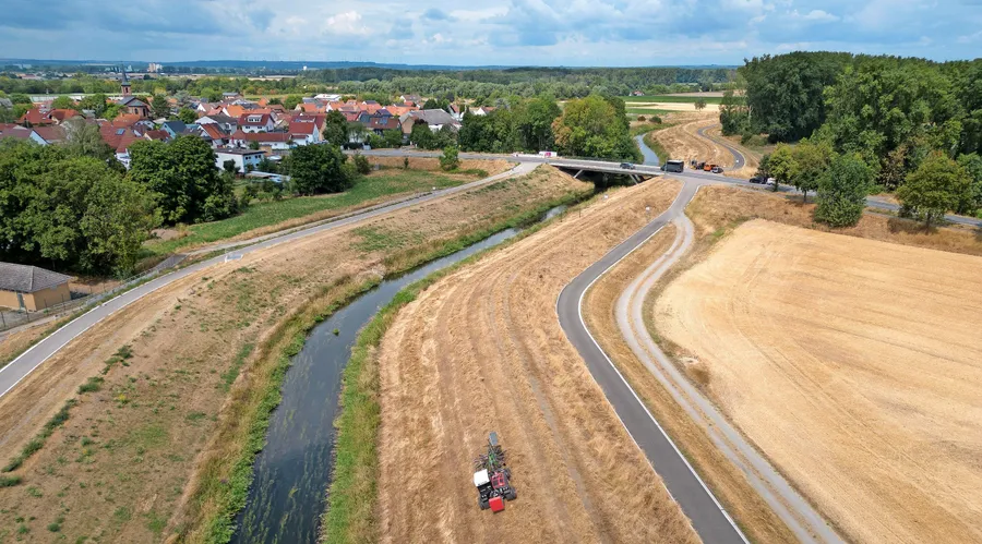 Braun statt Grün: Das Gras des Wattenheimer Deiches ist wegen der Hitze im Juli vollkommen vertrocknet.