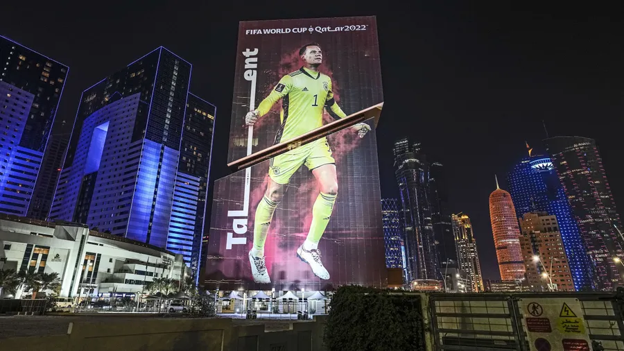 Vor der Fußball-WM: Deutschlands Torhüter Manuel Neuer prangt an einer Hochhausfassade in Qatar.