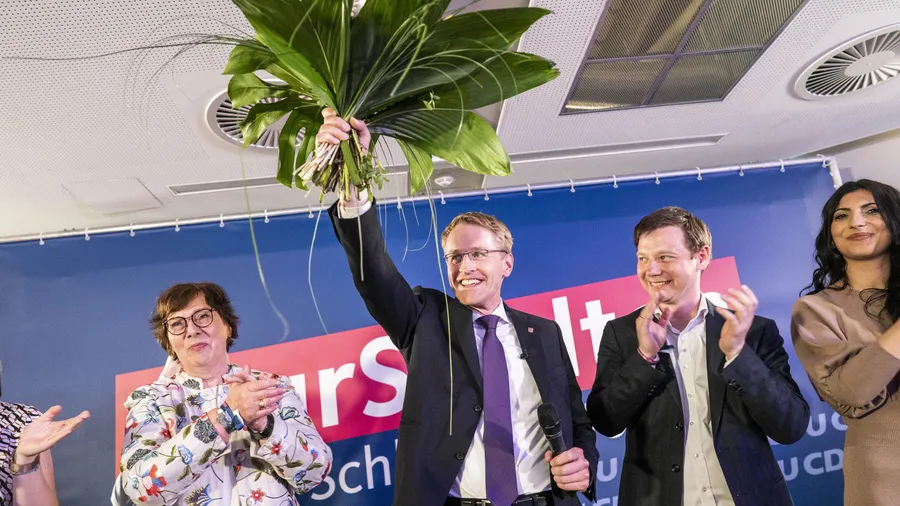 Daniel Günther ist die Freude über seinen Wahlsieg deutlich anzusehen.