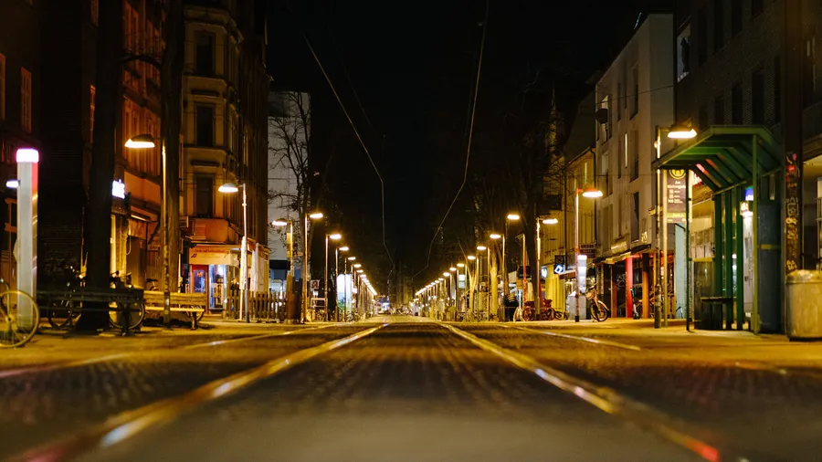 Die sonst belebte Limmerstraße in Hannover während der nächtlichen Ausgangssperre am 24. April