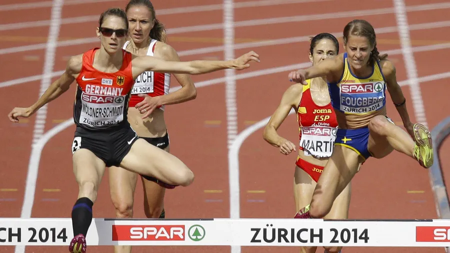 Laufsprung mit Sonnenbrille und Kompressionsstrümpfen: Antje Möldner-Schmidt auf dem Weg zum Titel