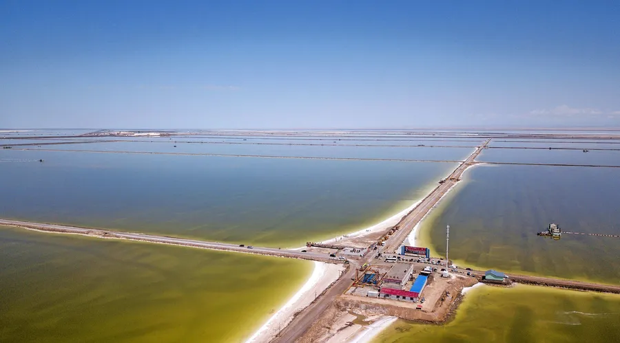 Verdunstungsteiche rund um eine Lithium-Mine in China